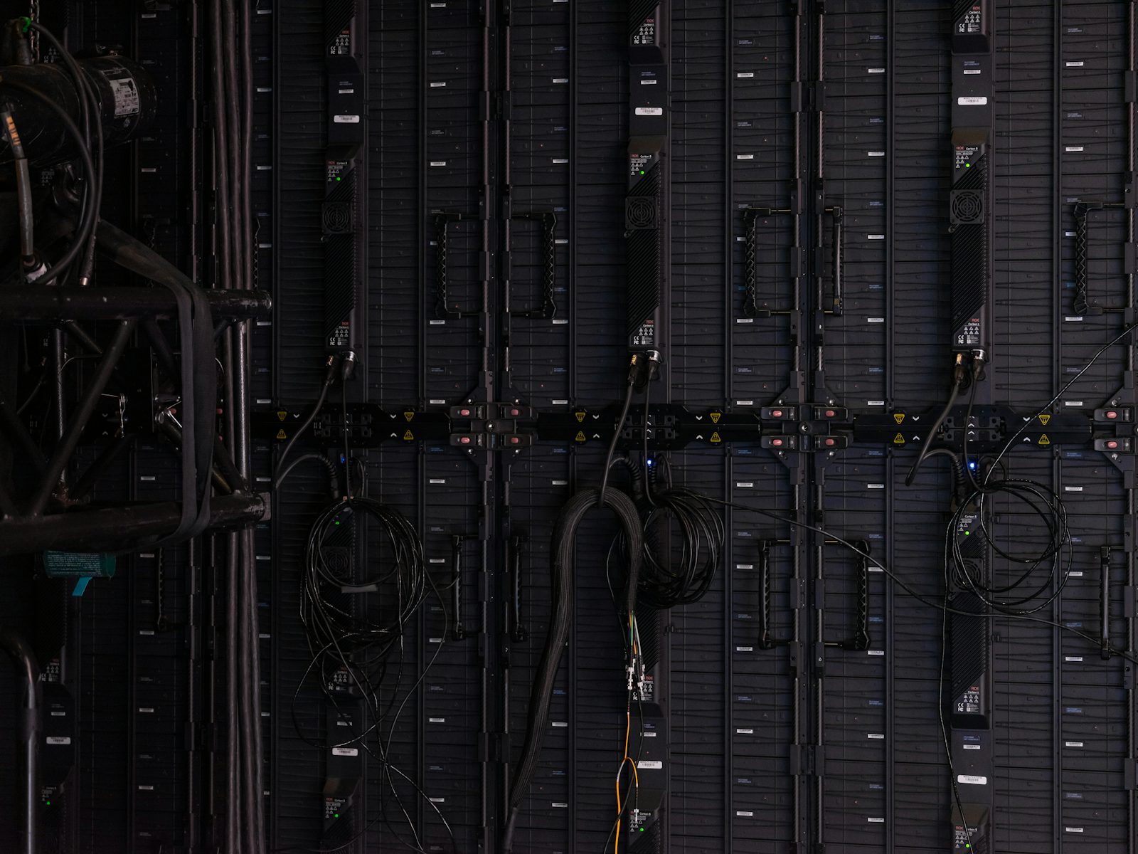 Fileiras de servidores e cabos em um data center.