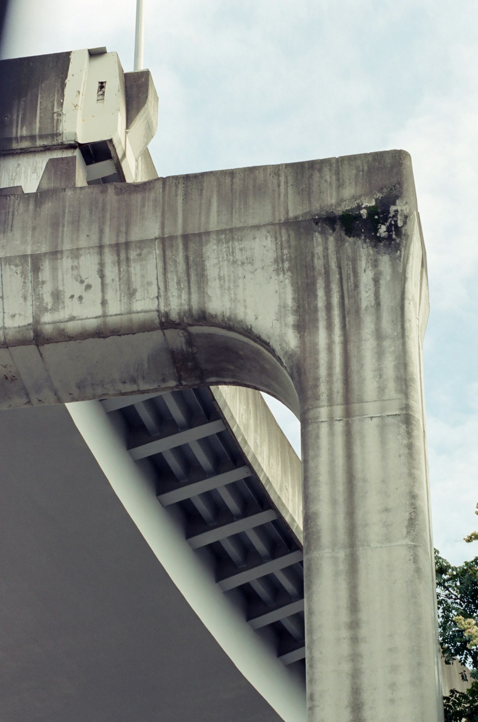 Estrutura de ponte de concreto vista contra o céu.